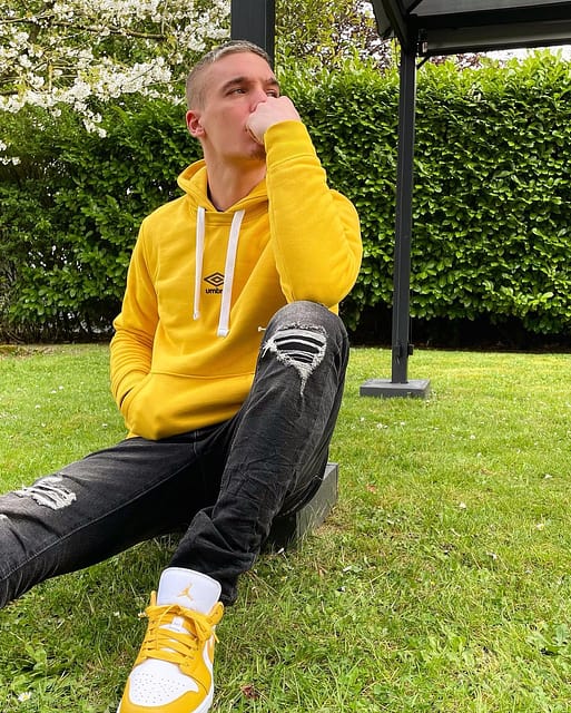 Quelques "je t'aime" de plus m'auraient rendu invincible.

-
-
-
-

#amiens #amienscity #france #french #sun #soleil #jaune #yellow #photo #photooftheday #photography #pic #picture #pictureoftheday #photodujour #instagood #insta #instagram #like #likeforlikes #follow #wethenew