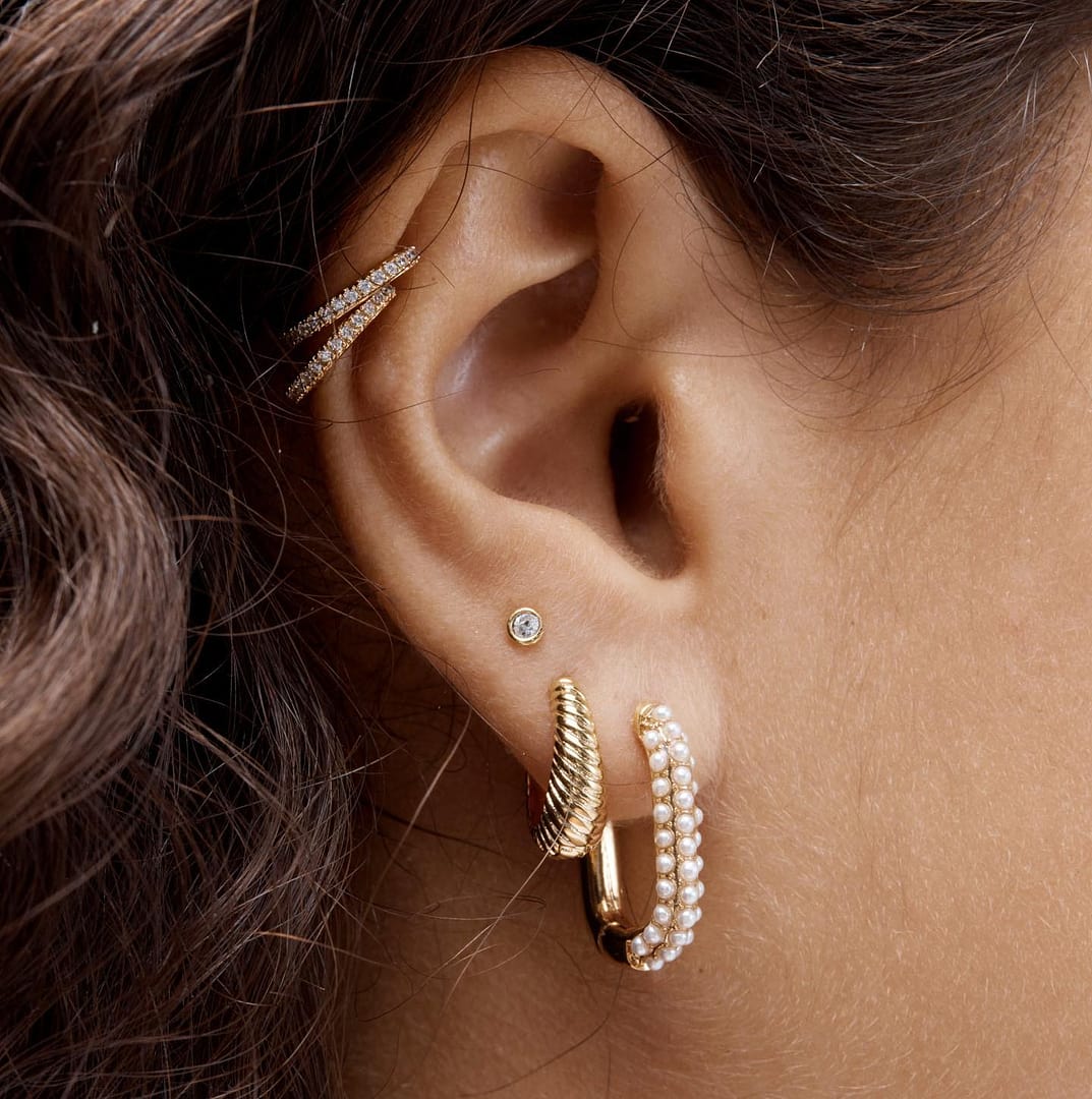These @sheerluxe featured pearly beauties can be yours in the Orelia summer SALE. Link in bio to shop.

🔎 Pearl Encrusted Oval Hoop Earrings 

#oreliajewellery #justaddjewellery