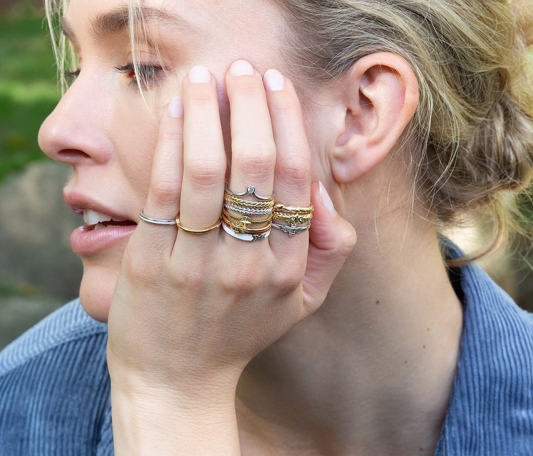 Queen Poesy Bee 18K Gold Stackable Ring | Monica Rich Kosann