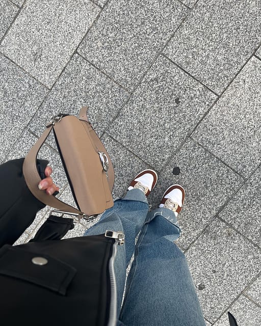 Faire des ourlets sur les jeans comme quand j’étais petite, c’est tendance ⚡️ 

#tendancemode #pullandbearcommunity #jeanslovers #coachbag #nikeshoes #dunkhigh #wethenew #sneakersaddict #dunkhighnextnaturesummitwhite #nikedunk #autumnvibes #autumnlook #bershkastyle