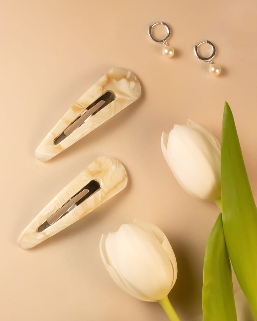 How beautiful are our snap clips in oat latte?!🤍⁠
Invest in you and your hair with sustainable hair accessories that are kind to your hair.

Pearl earrings by oreliajewellery 😍