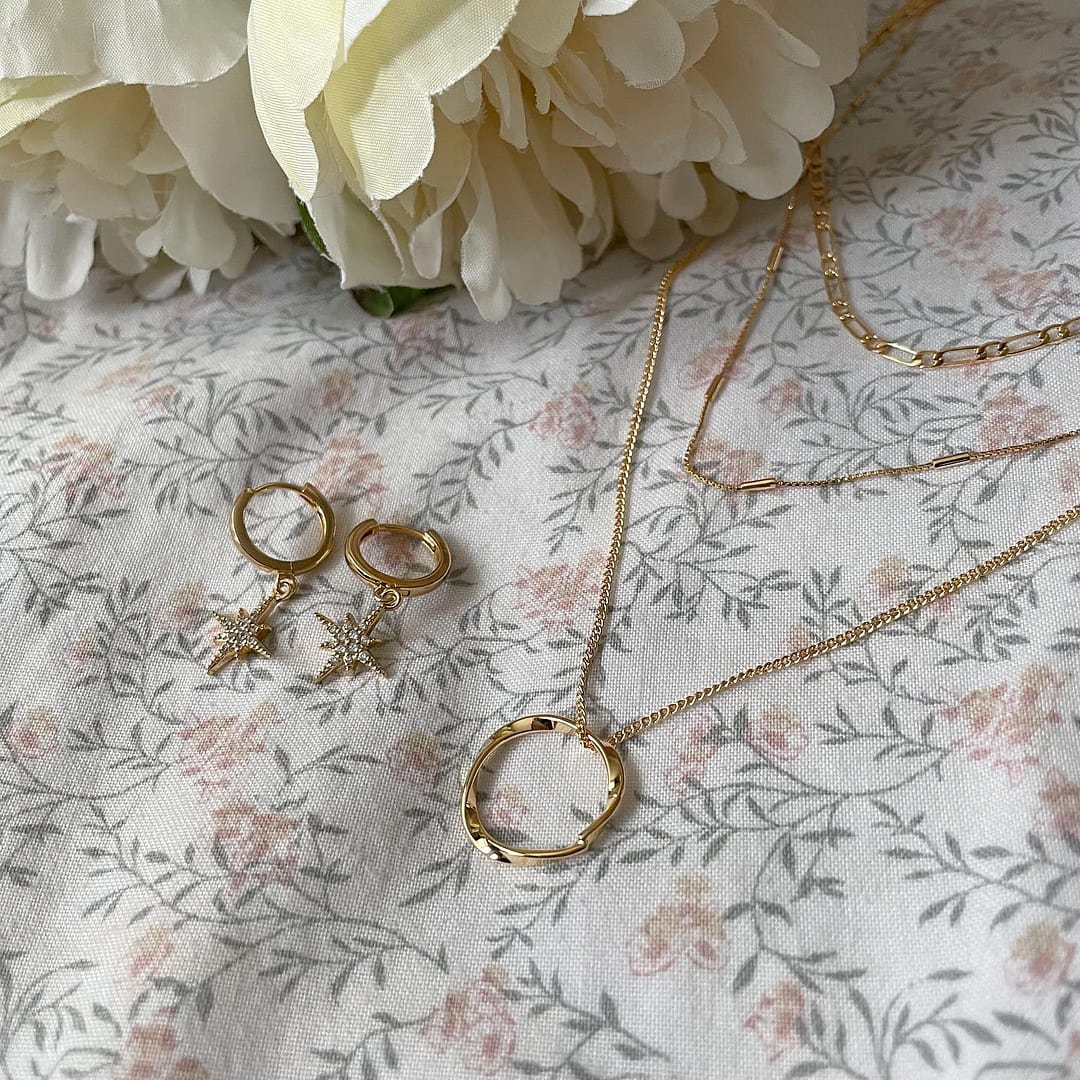 {Ad-Pr} Building up my jewellery collection with oreliajewellery! ✨ 

Officially obsessed with these Starburst Small Huggie Earrings, they are perfect for dressing up or dressing down. I can’t stop wearing them with any outfit plus they don’t irritate my sensitive ears. 

What’s your favourite place to pick up jewellery? ✨

#inorelia #theolist #justaddjewellery
