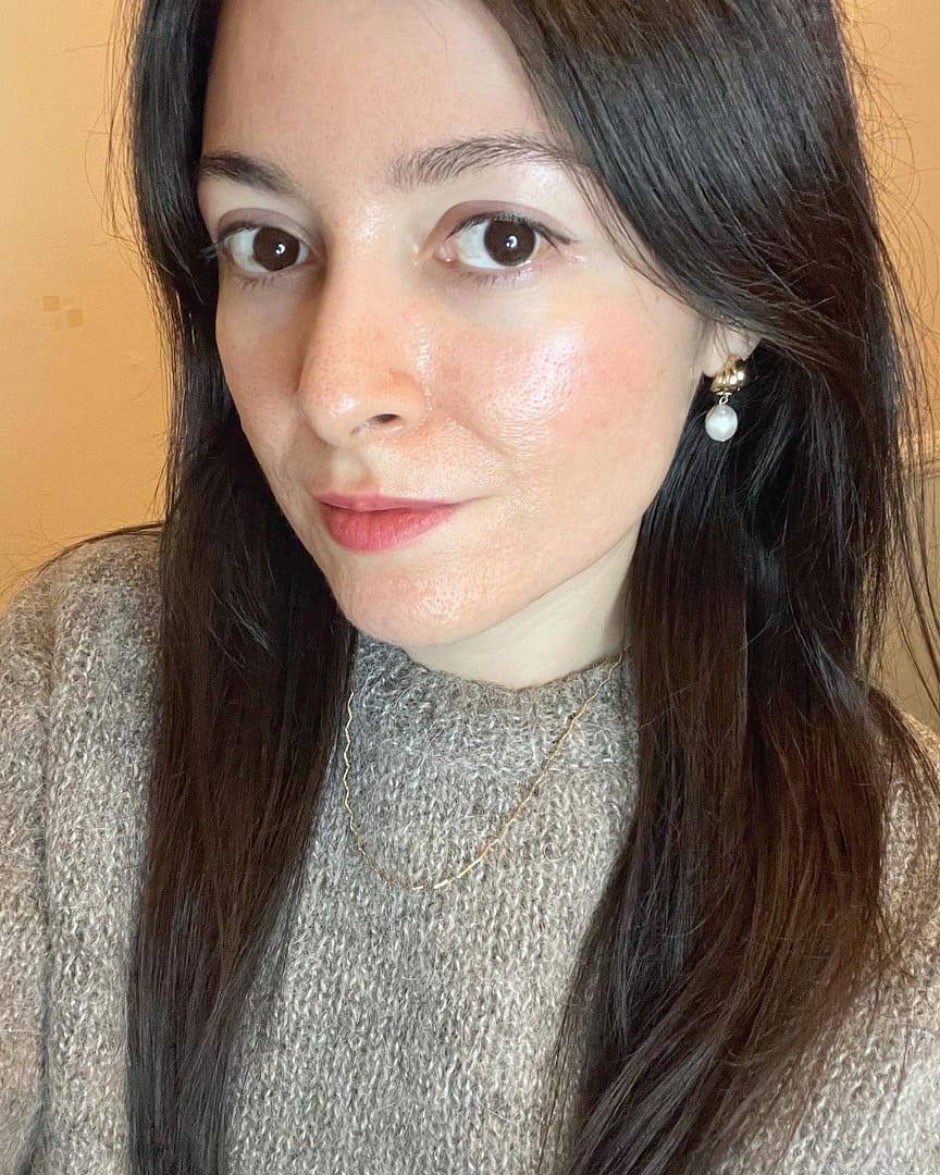 Elevate your outfits this season with some jewellery!

I'm wearing:
Cocoon Pearl Drop Earrings
Fine Wave Chain Necklace

What I love about these pieces is how delicate and pretty they are. 
Featuring 18k gold and real pearls, Orelia jewellery is good quality and affordable!

You can get 15% off your next order with code OLIST-B5CV or use the link in my bio ✨ 

*Gift oreliajewellery #inorelia #justaddjewellery #theolist