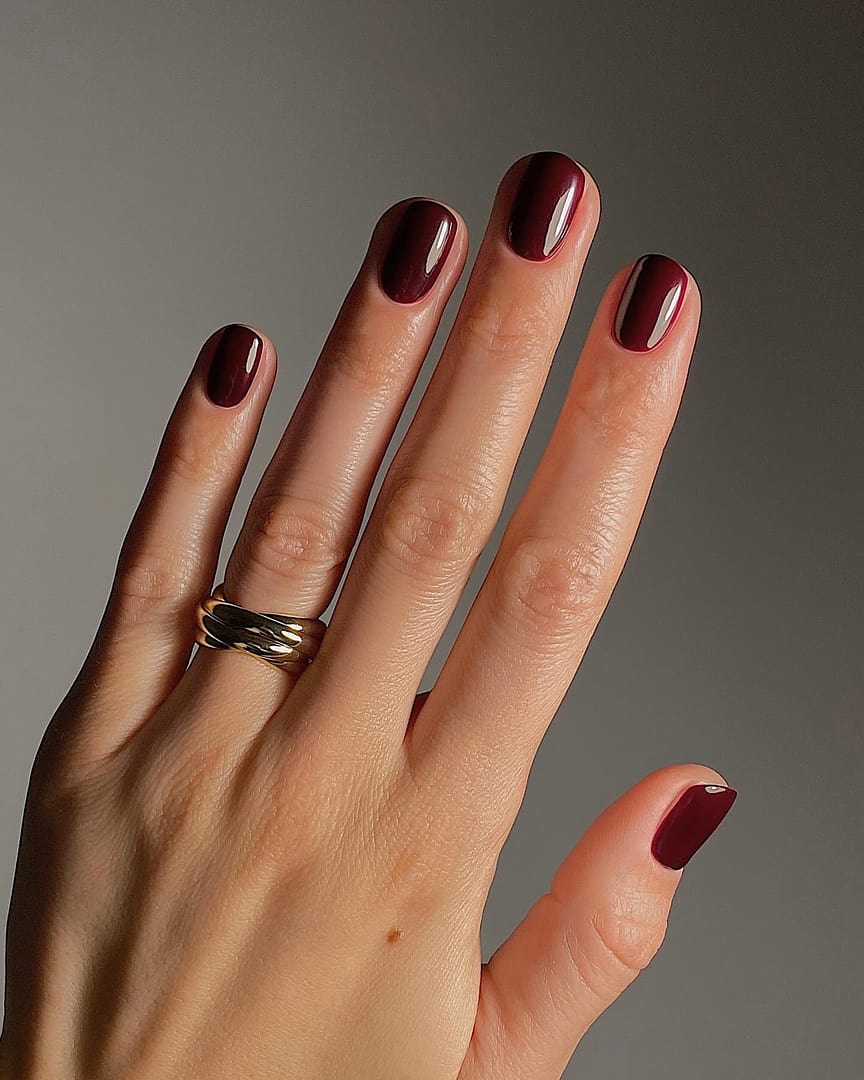 gold rings + dark nails = ♥️ with oreliajewellery 

interlocking rings oreliajewellery 
manicure karolinvanloon + officialnavyprofessional 

#ad #goldjewellery #goldjewellerydesign #goldjewellerydesigns #yellowgold #jewellery #jewellerydesign #jewellerylover #mateja #matejanova #interiordetails #jewellerycollection #goldrings #goldring #daintyjewelry #naturalnails #rednails #darkrednails