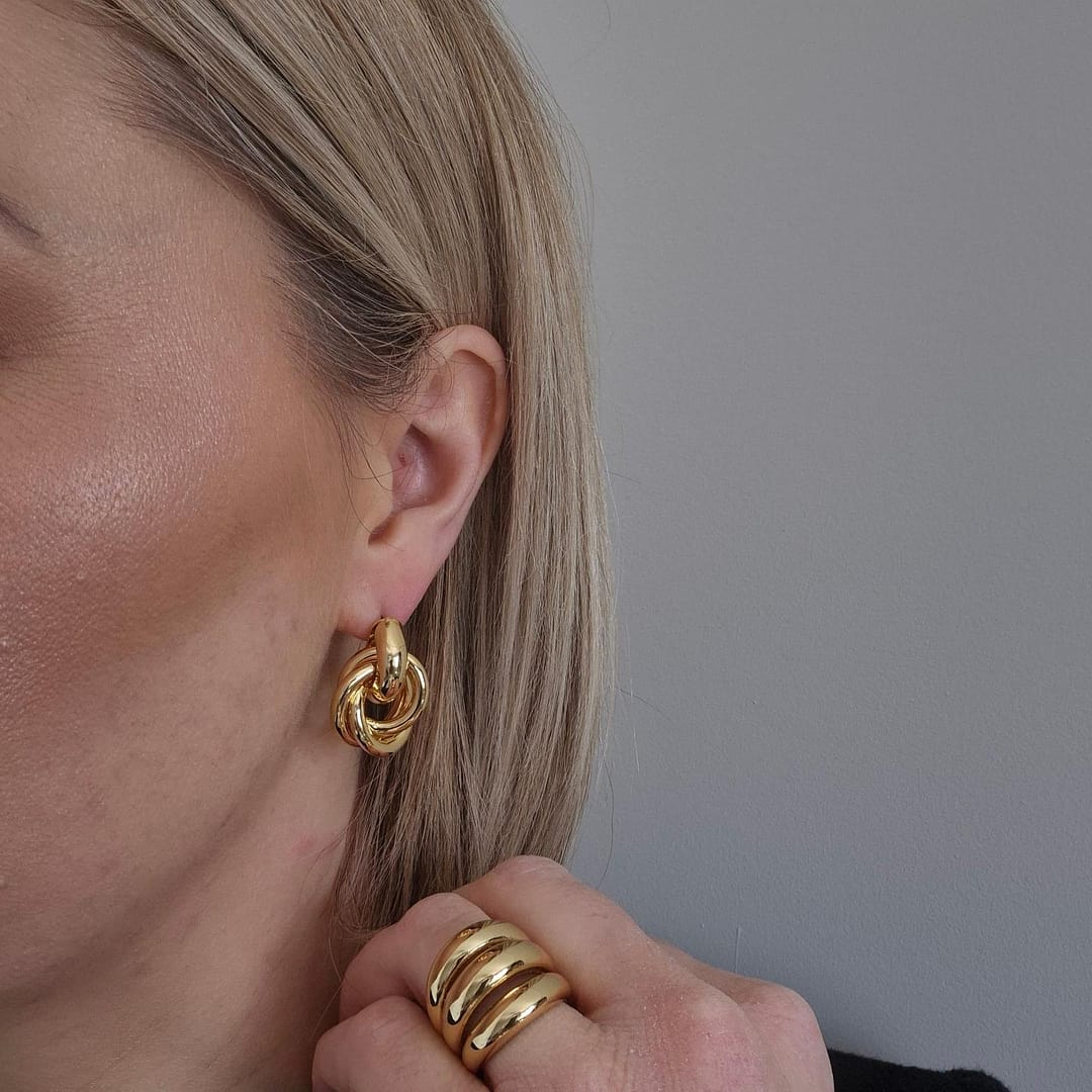 Gold on Gold 

Are you team Gold or team silver?

Jewellery - oreliajewellery *gifted

#theolist #justaddjewellery #oreliajewellery 
#capsulestyling #accessorising #jewellerylove #stylingwithjewelry
