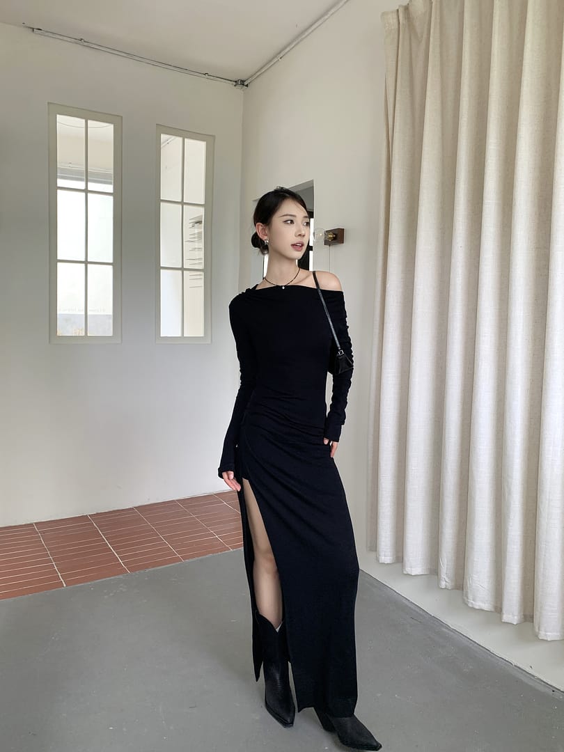 MO&Co. Noir Women's Slit 100% Merino Wool Long Sleeves Black Maxi