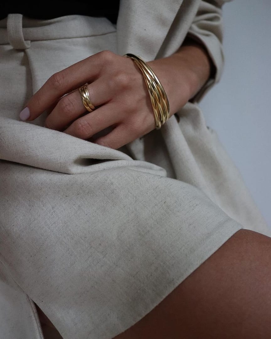 Interlocked detailing. 
📸: @karo.couture
#OreliaJewellery