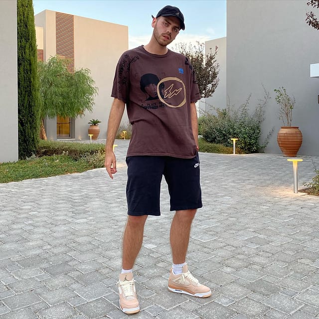 petite pose chelou pour cacher le bracelet de l’hôtel 🍗⚡️
.
.
.
📷 bruneljulia 🐥
#blogger#streetstyle#streetwear#sneakers#outfit#streetstyle#complexsneakers#modernnotoriety#snobshots#kickstagram#nike#nikedunk#jordan4#airjordan4#shimmer#cactusjack#fragmentdesign#travisscott