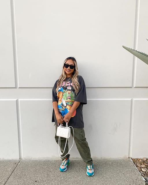 Me 🤝 baggy clothes

•

•

#salehebembury #hbfits #newbalance2002r #newbalancewomen #newbalancegallery #whatyourocking #whatyouwearing #hypebae #hypebaekicks #influencerswanted #streetwearwomen #sneakherstyle #girlonkicks #telfar