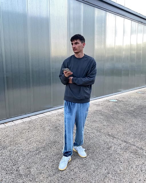 ⏮⏸⏯ 
Note sur /10 mon outfit bg 🧐 

•Crewneck : Asos 
•Pantalon : Baroque Galleria 
•Sneakers : Dunk low x Off-White lot 01/50