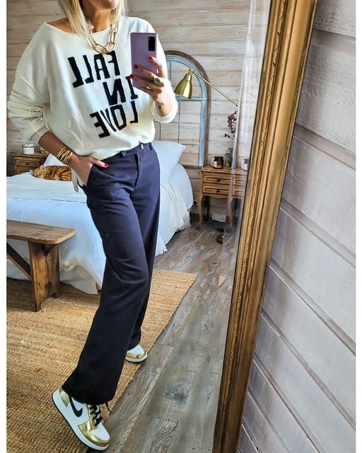 A v e c  l a  t o u c h e  d e  g o l d

#look #latergram #womanstyle #newcollection #fivejeans #fashionstyle #fashionblogger #frenchstyle #outfitinspiration #streetfashion #streetphotography #streetstyle #jordan #nike #sneakers 

Pull & veste from five_jeans
Pantalon pimkie old
Sneakers nike wethenew
Manchette taniazerdokparis
