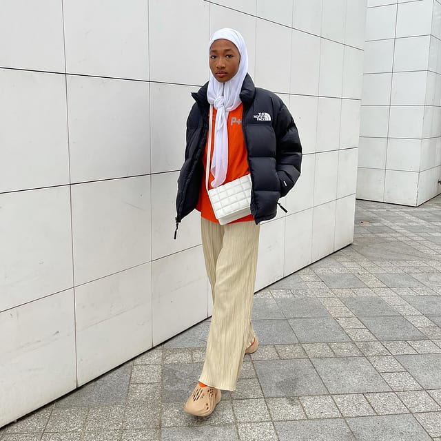 🧡🍁🦺🍂

#fall #falloutfit #streetwear #foamrunner #hijabstyle #sneakerhead #streetphotography #streetstyle