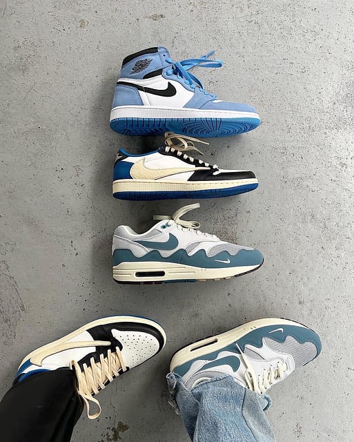 I can't decide even if there are two people⁇ 👟🥺💙🤍