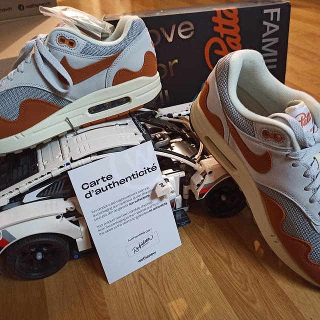 La voila ma petite patta monarch. Merci wethenew pour l'envoie express et à la livreuse de chez dhl  qui a été très pro.
C'est un modele que j'avais quand j'etais gamin (y'avais pas encore de collab mais t'a capté 😂) et ça fait du bien d'en ravoir une paire.
Le coloris est vraiment sublime. Dommage pour le bracelet fournit avec la paire qui fait ultra cheap, on s'en passerait vu la qualité mais c'est que mon avis.
La paire est de bonne qualité et je pense qu'elle va durer longtemps avant de montrer des signes de fatigue

#patta #pattamonarch #airmax1patta #airmaxpatta #airmax1monarch #wethenew #porschelego #porschersr #nike
