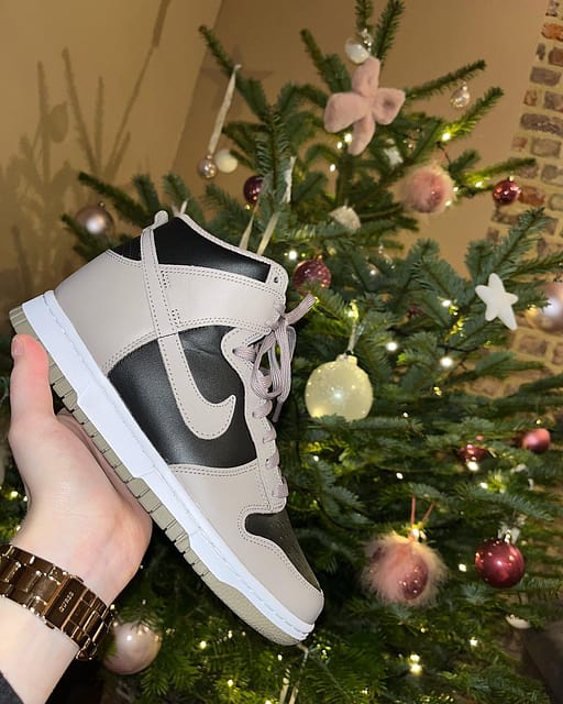 Merry Christmas with the Nike dunk high Moon Fossil 🎄
•
•
•
•
•
From wethenew 
#sneakers #sneakersaddict #xmas #newsneakers #nike #dunk #dunkhigh #xmastree #merrychristmas