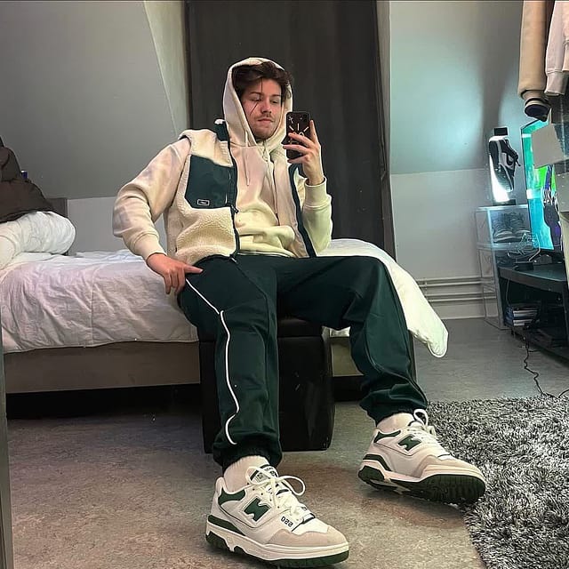 🐊
.
.
.
.
#newbalance550 #caminotv📺 #wethemovement #wethenew #streetwear #newbalance #sneakerhead #550 #greenoutfit  #greenaesthetic