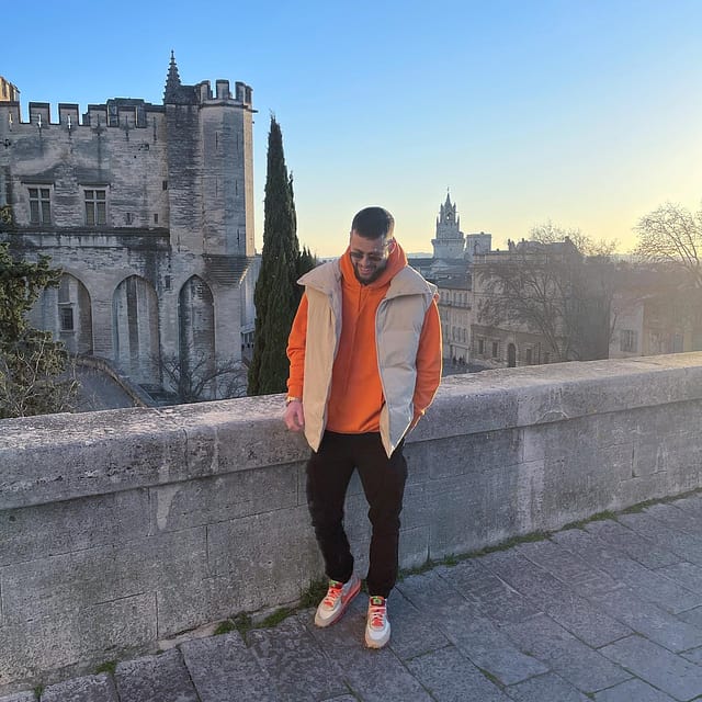 one sneakers, one outfit