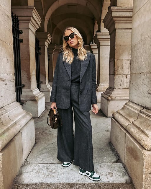 Sunday outfit ❄️

Monochrome de gris, vous aimez ?

#ootd #simple #style #monochrome #styleinspiration #costume #nikedunk #ootdmagazine #ootdshare #dailylook #paris #lille #laredoute #louisvuitton #blogueusemode #winteroutfit