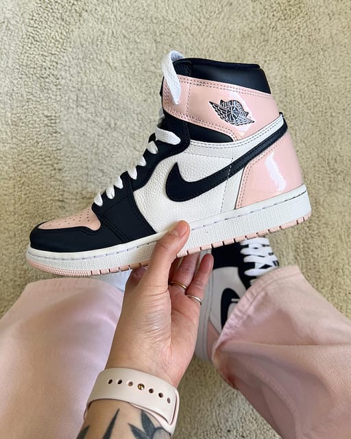 I don’t know why but whenever I get a new pair I unbox it and then I almost forget to have it😂 but the feeling of undsing a pair of Js is always AMAZING! what do you guys think about this colorway? I honestly LOVE LOVE LOVE IT ❤️‍🔥 s/o to zalando for the pants from weekdayofficial 
.
.
. #pauseshots #pauseonline #nclgallery #classyvision #j1bubblegum #snobshot #becausesneakers #houseofheat #inmyjs #aj1squad #j1squad #complexsneakers #outpumpsneakers #klektwomens #teamklekt #klektmoments #klekt #sneakerhead #kicksoftheday #swooshgirls #zalandostyle #zalandostreet