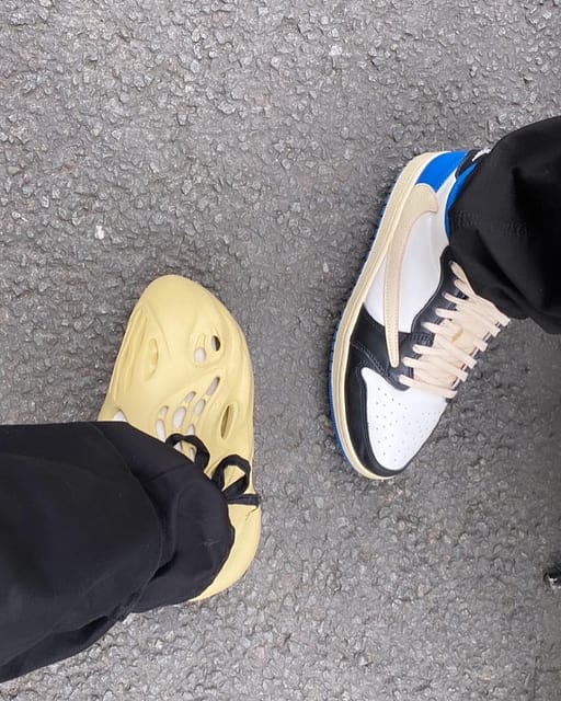 Ramdom pics ✨
•
•
•
•
#confirmyourcraft #foamrunner #adidas #nike #niketravisscott #outfitboard #outfit #ootd #dailypic #ramdom #sneakers #lifestyle #sneakersaddict #neutraltones