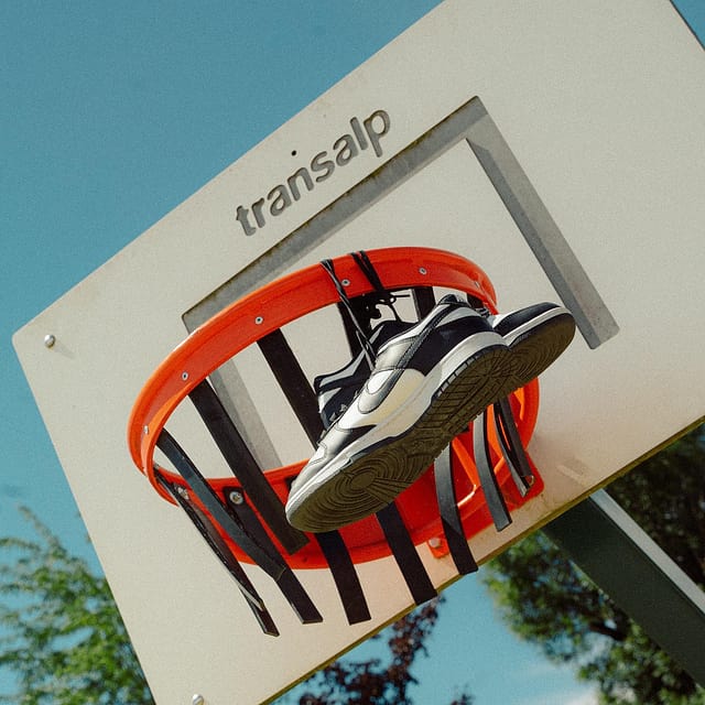 Fin du shooting au city, on peut appeler ça un dunk ?🤣

Plus sérieusement, j’aimerais changer un peu mon style de photo et me concentrer sur le sport et le lifestyle (portrait, sneakers, etc…).

J’espère que ce changement sera bénéfique et qu’on montera encore en qualité sur ce compte !📈

#dunklow #dunk #nike #basket #basketball #bucket