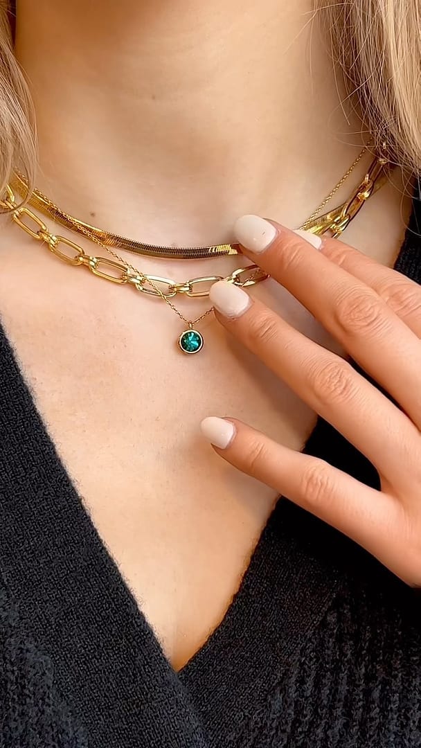 Say goodbye to tangled necklaces 👋 Buy our necklace separator or get a FREE one when you purchase 3 necklaces. Use code: 3CHAIN

Thank us later 😉
Tap to shop 

#oreliajewellery #justaddjewellery #jewelleryhack