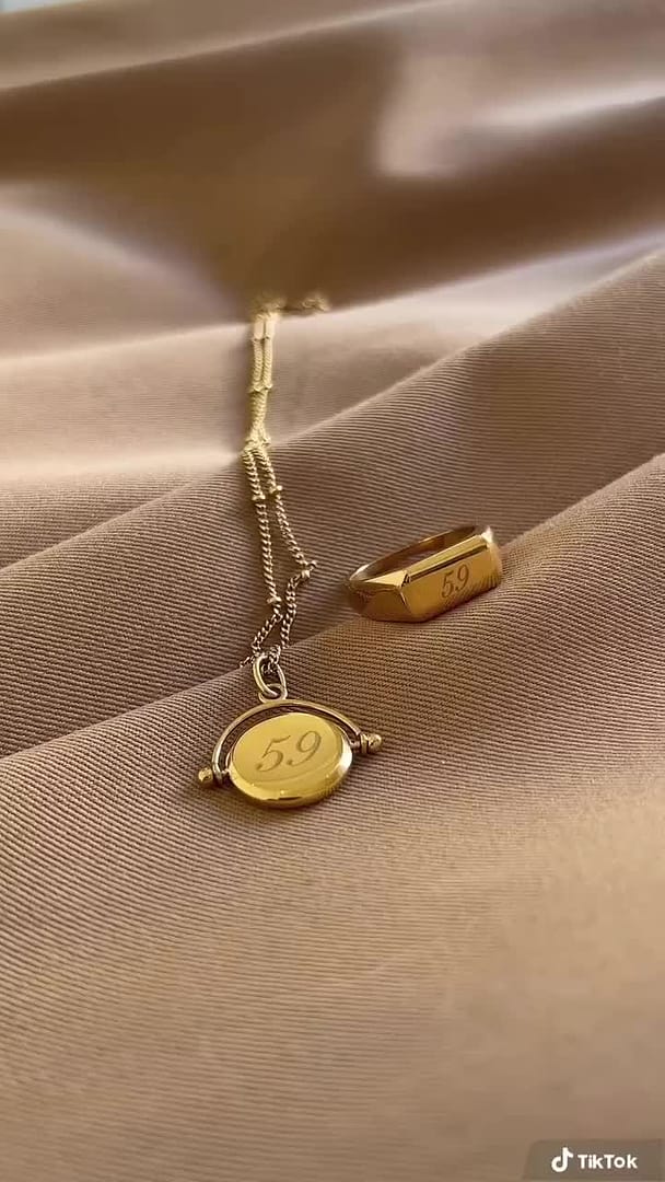 It’s nothing new that I LOVE jewellery. I can’t imagine getting dressed and not adding jewellery to finish my look 😅 
I also love personalising the pieces that I wear to make them extra unique - oreliajewellery offers exceptional options for customisation and the bonus of complimentary engraving. It’s the ultimate gift for yourself or your loved one this Valentine’s Day 🤍💫 AD

#OreliaJewellery #Orelia #Jewellery #JustAddJewellery #PersonalisedJewellery #ValentinesGiftIdeas #HowToStyle