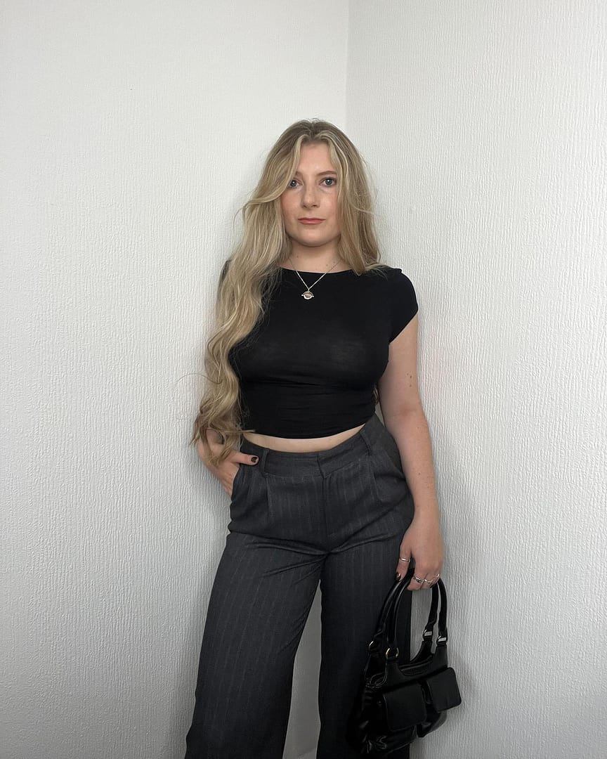 my hair is really doing it’s hair thing 

top asos 
trousers primark Rita Ora range 
Bag stradivarius 
Necklace oreliajewellery spinning disc as per 🫶🏻 

Basic outfit, smart trousers, autumn fashion, backless top, petite style, petite fashion, Pinterest style
