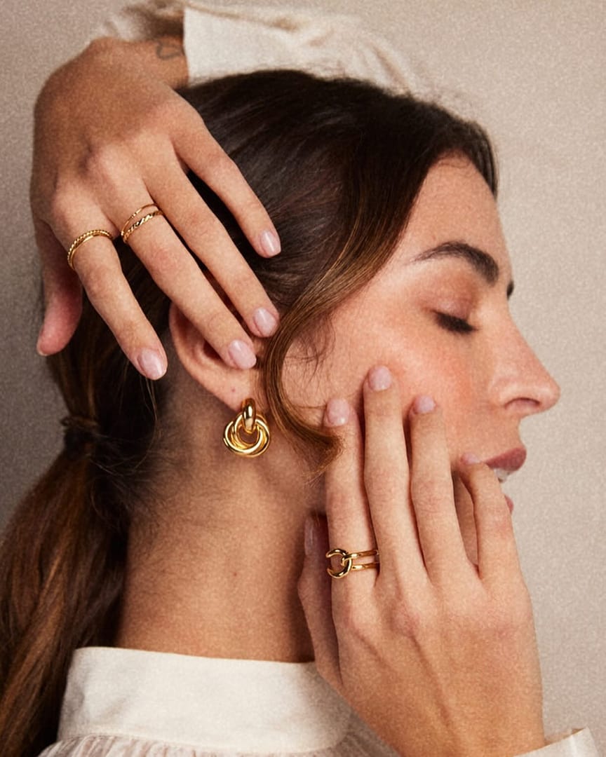 Your faves (& ours) Statement Interlocking Earrings are back in stock!…go go go 🏃🏻‍♀️