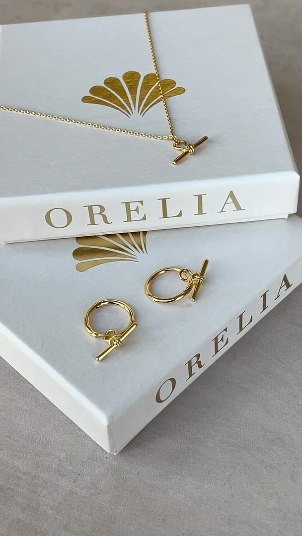 A dainty twist on a classic ✨ Meet our new Dainty T Bar Knot pieces. Available in silver & gold