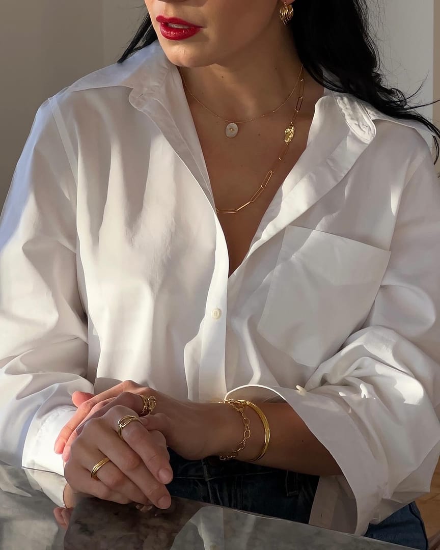 Gold jewellery & a crisp white shirt…is there anything better? 🫶🏻