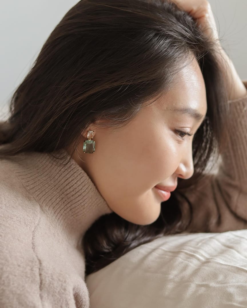 Winter apparel because Spring isn’t springing… 
-
✨Statement Crystal Double Drop Earrings by oreliajewellery
Link in bio for 15% off at Orelia ✨