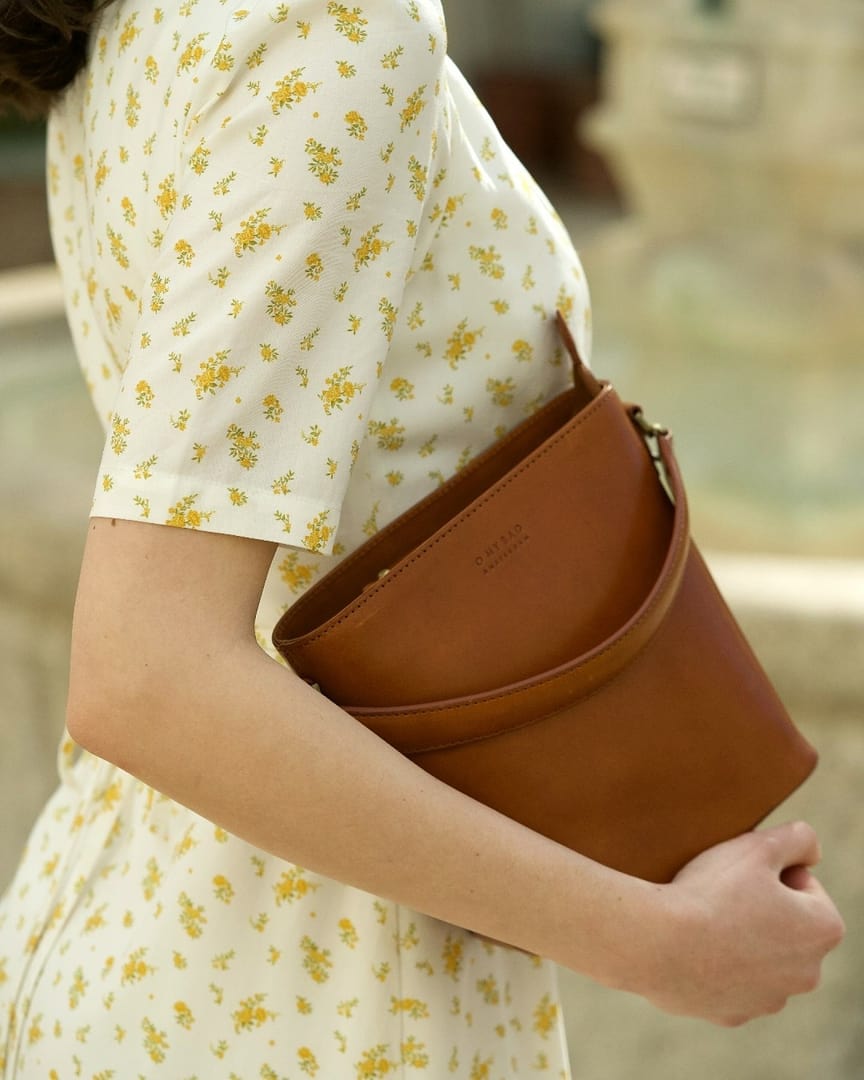 Bobbi Bucket Bag Midi - Cognac Classic Leather