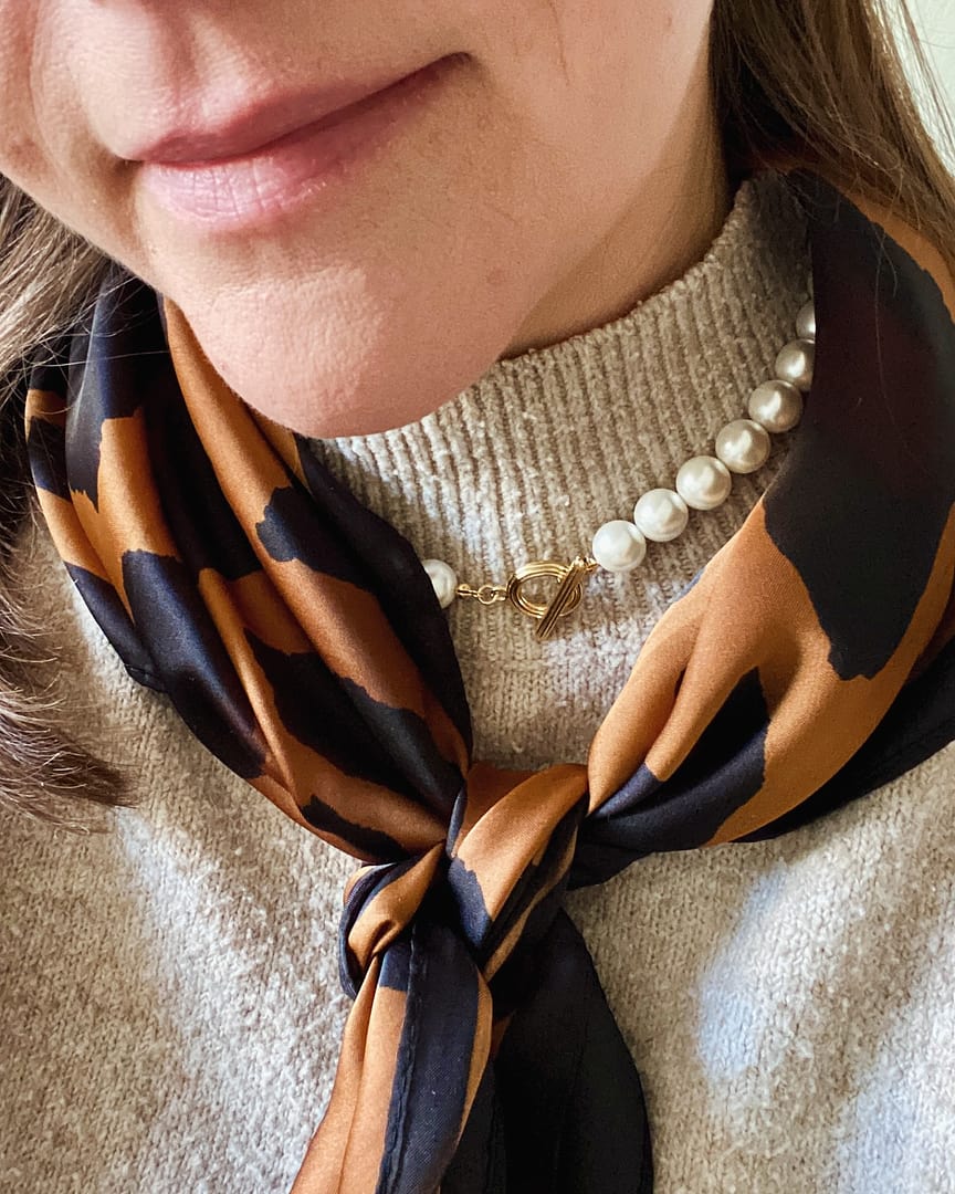 Taking a simple outfit to another level with accessories.

I absolutely adore pearls—they’re my favourite type of jewellery! Their timeless elegance and versatility make them a staple in my collection. What about you? Are you a pearl girl too? 

This beautiful necklace is from oreliajewellery 
(kindly gifted) which I have been wearing on repeat.

Check out My Stories where I’ll link this necklace along with the matching bracelet and earrings. Plus I have a discount code to share too 🙌

Have a fab day, enjoy and let’s hope the sun makes an appearance today! 🙏🌞

Details 
Statement Pearl T-Bar Necklace oreliajewellery (gifted)
Jumper georgeatasda 
Jeans vinted 
Boots amazonuk 
Shirt micas.official (gifted)
Scarf temu_uk 

#pearlsjewellery #inorelia #theolist oreliajewellery #justaddjewellery #accessoryoftheday